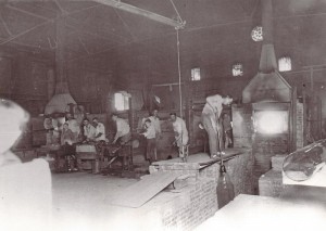 Glasmacher beim Herstellen von Glaszylindern in der  Marktredwitzer Spiegelglasfabrik von Seligman Bendit & Söhne (Foto: Archiv Margot Bendit)