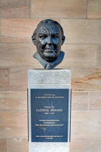 Die Ludwig-Erhard-Büste am Wirtschaftsrathaus (Foto: Alexander Mayer)