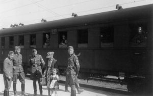 Verabschiedung des Vaters am Nürnbgerger Rangierbahnhof 1940 (Foto: Familienarchiv)